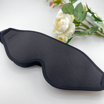 3D unimaski ripsienpidennyksille. Unimaski ei paina ripsienpidennyksiä vaan jättää niille tilaa. Maskin väri on musta.